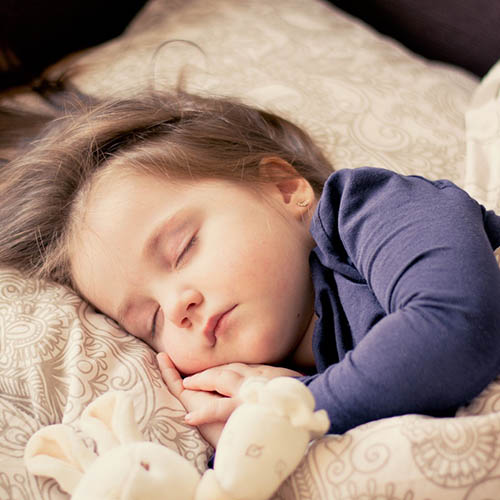  une maman avec son bébé pharmacie Levesque